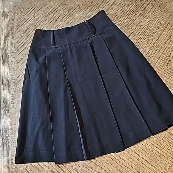 Black mid length pleated skirt size 2 Tahari - Picture 7 of 7
